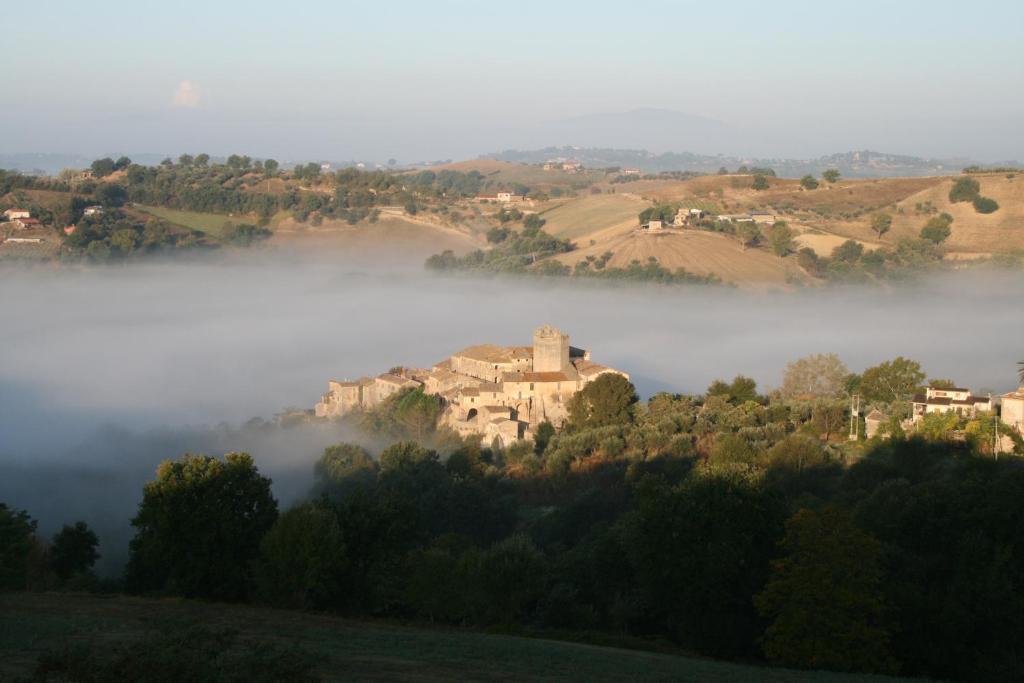 Agriturismo Casale Contessa Montebuono  ภายนอก รูปภาพ